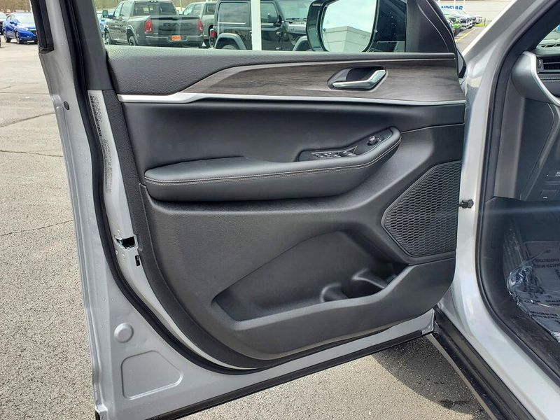 New 2026 Jeep Grand Cherokee Laredo Altitude 4x4