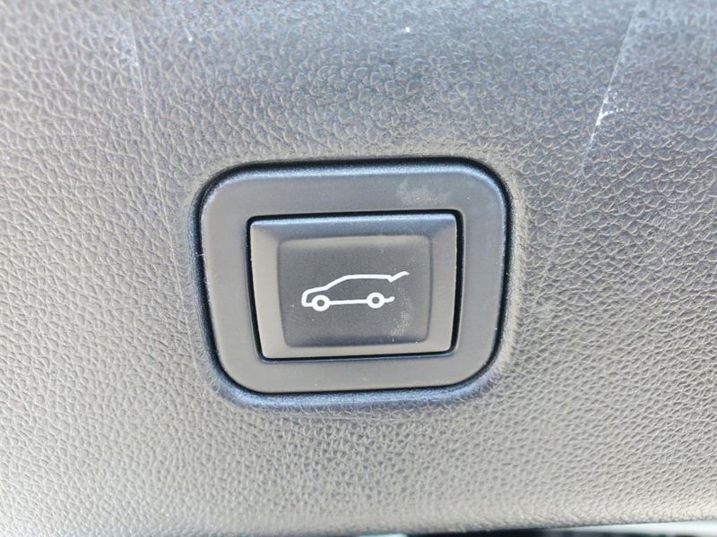 2020 Chevrolet Blazer LT in a Summit White exterior color and Jet Blackinterior. Johnson Dodge 601-693-6343 pixelmotiondemo.com 