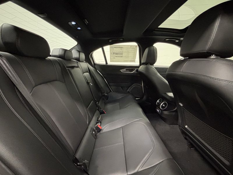 New 2025 Alfa Romeo Giulia AwdImage 11