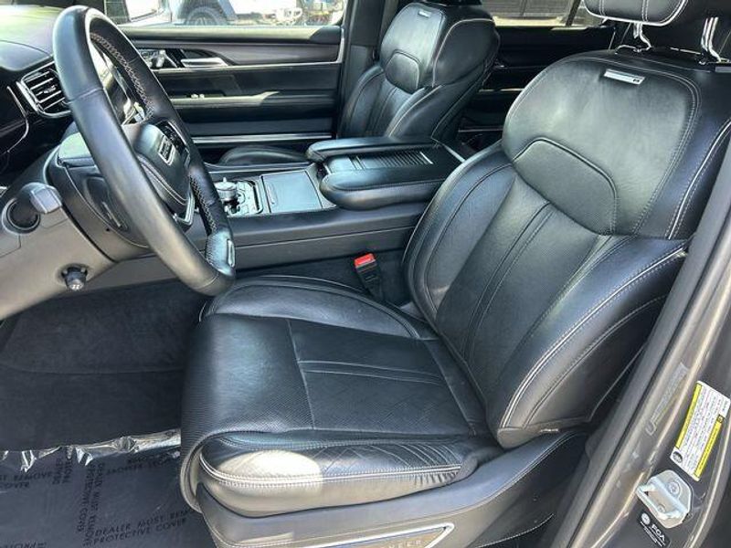 2024 Jeep Grand Wagoneer L Series II ObsidianImage 19