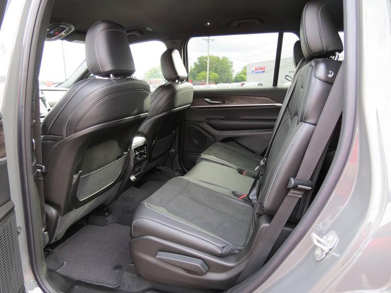 New 2027 Jeep Grand Cherokee L Laredo Altitude 4x4Image 14