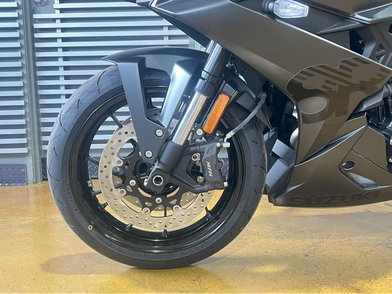 2025 Suzuki GSX-8R Image 3