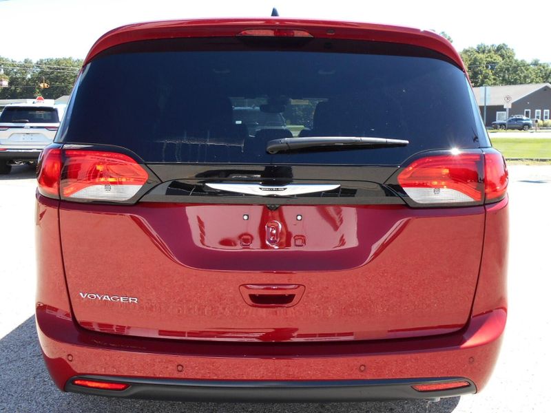 New 2025 Chrysler Voyager LxImage 32