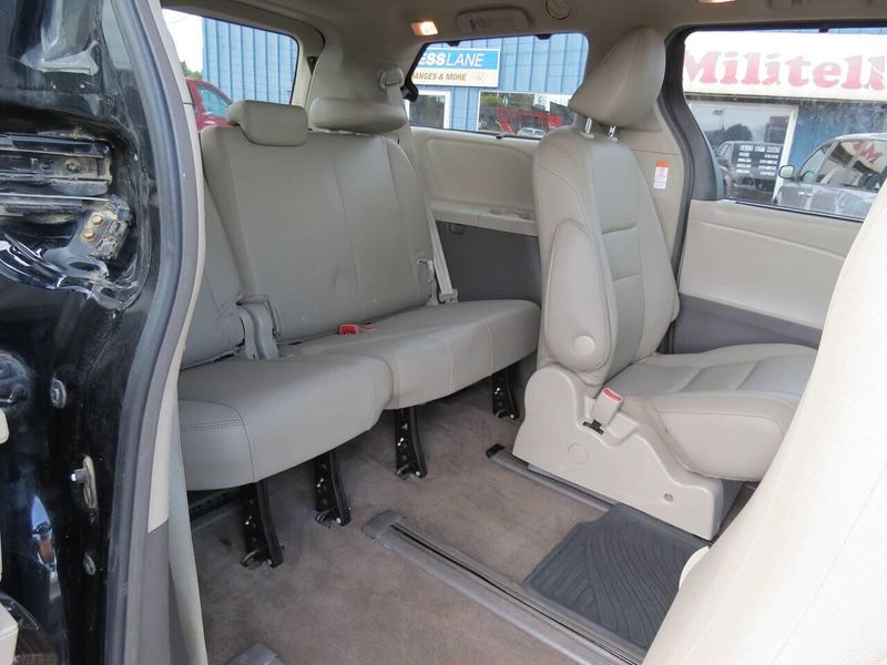 Used 2017 Toyota Sienna XLE Premium 7 Passenger AWD 4dr Mini VanImage 13