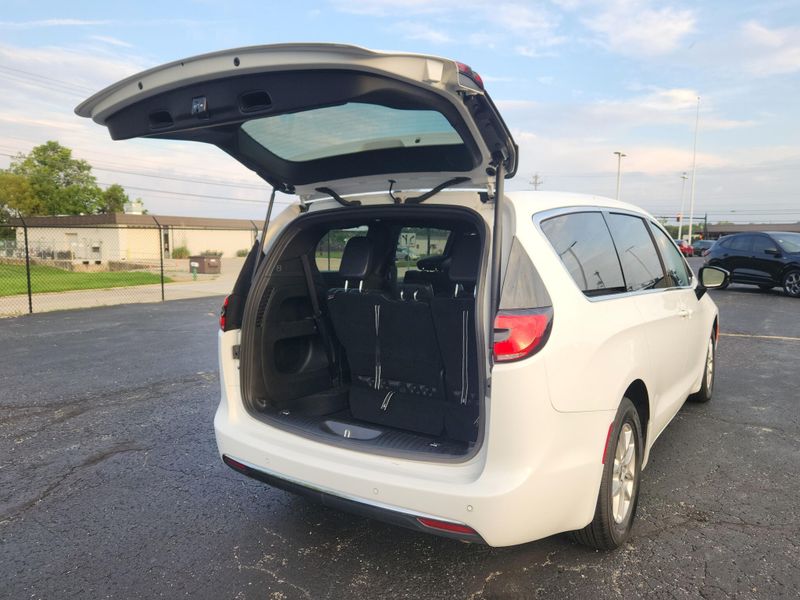 Used 2025 Chrysler Pacifica Select