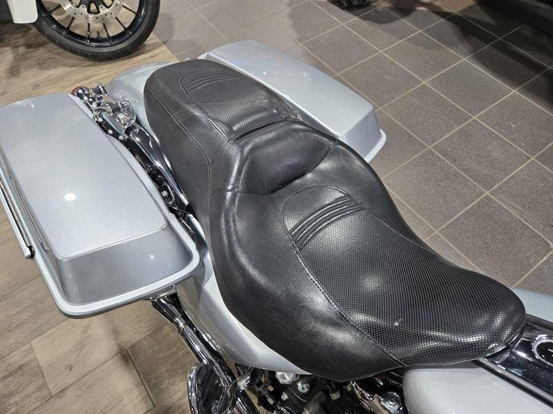 USED 2010 HARLEY STREET GLIDE Image 9