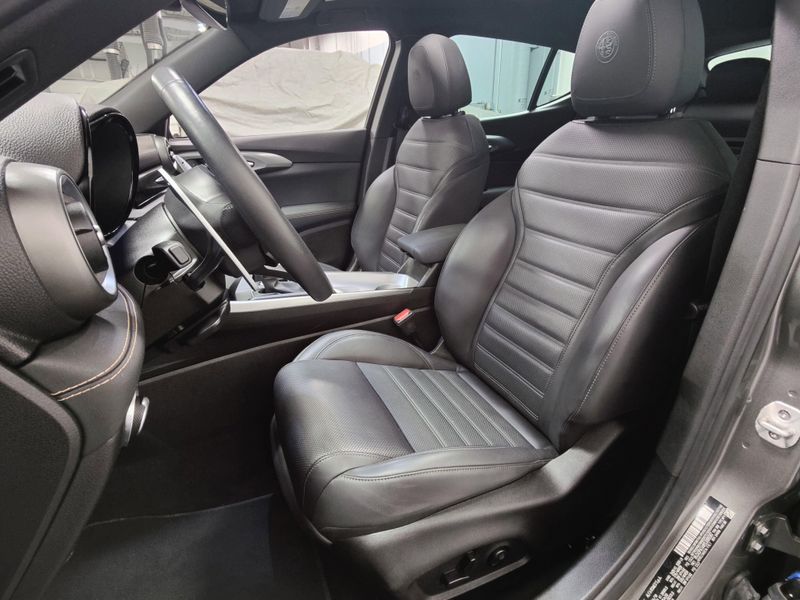 Used 2025 Alfa Romeo Tonale Veloce Premium EAWD w/Sunroof & ActivImage 21