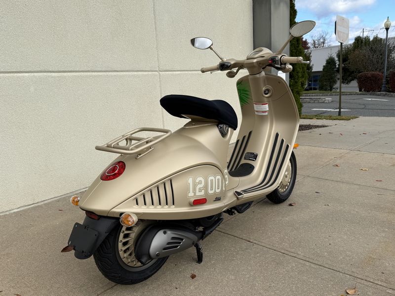 2024 Vespa 946 DragonImage 4