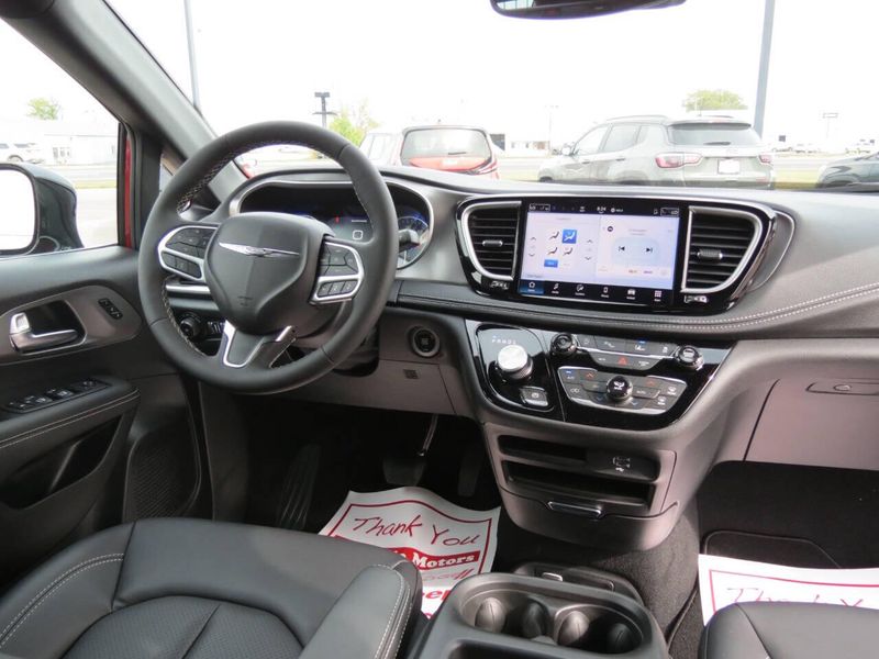 New 2026 Chrysler Pacifica SelectImage 15