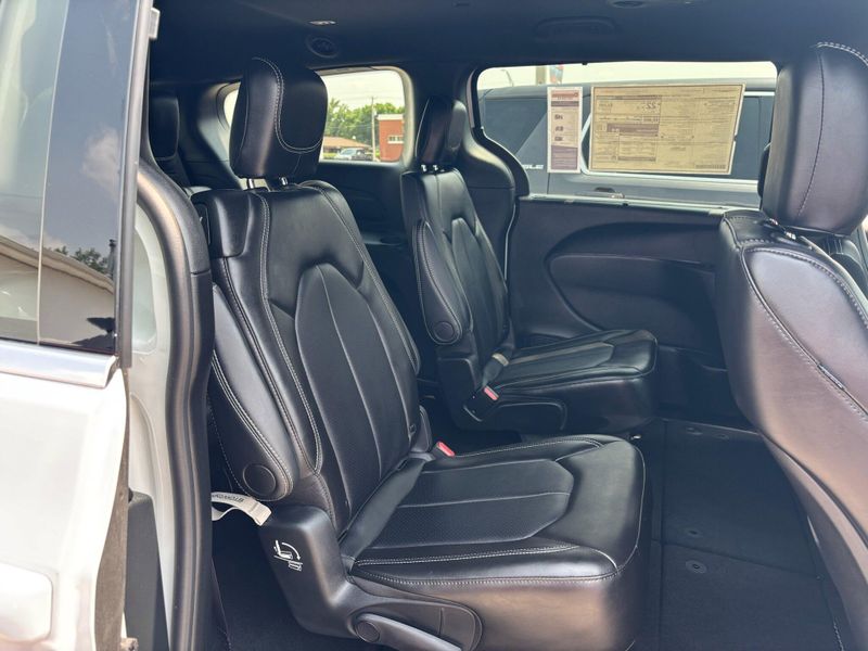 New 2025 Chrysler Pacifica SelectImage 28