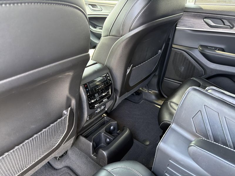 Used 2024 Jeep Grand Cherokee L LimitedImage 23