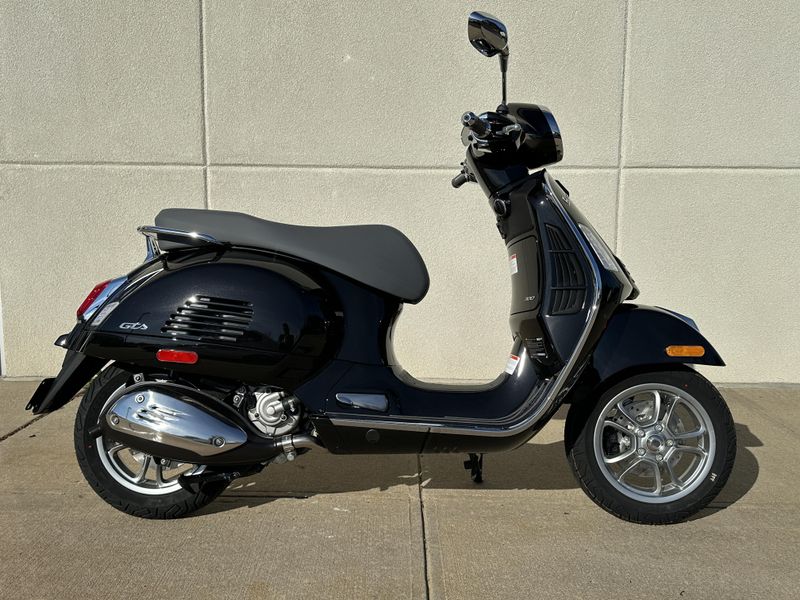 2024 Vespa GTS 300Image 2