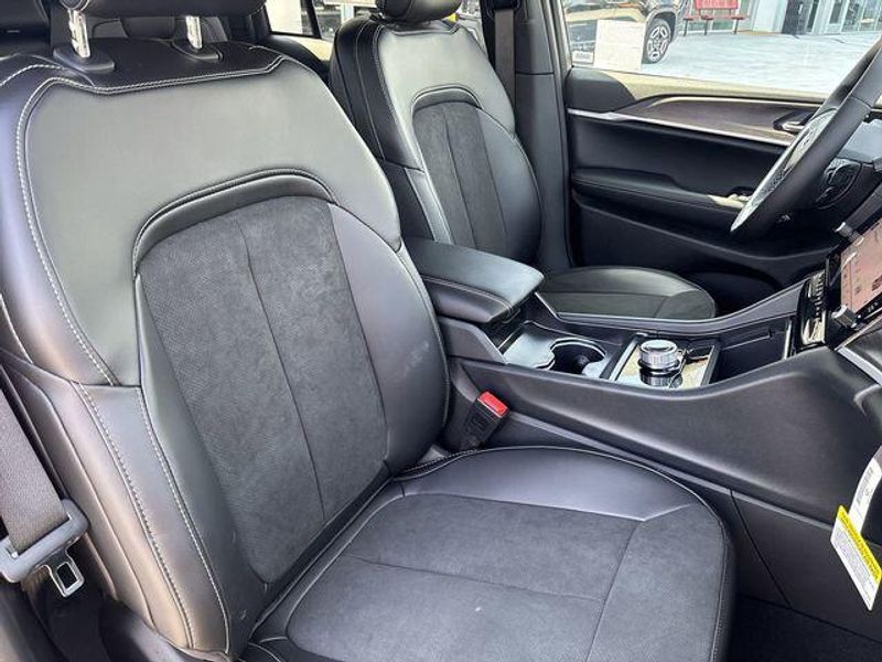 New 2026 Jeep Grand Cherokee Laredo Altitude 4x2Image 11