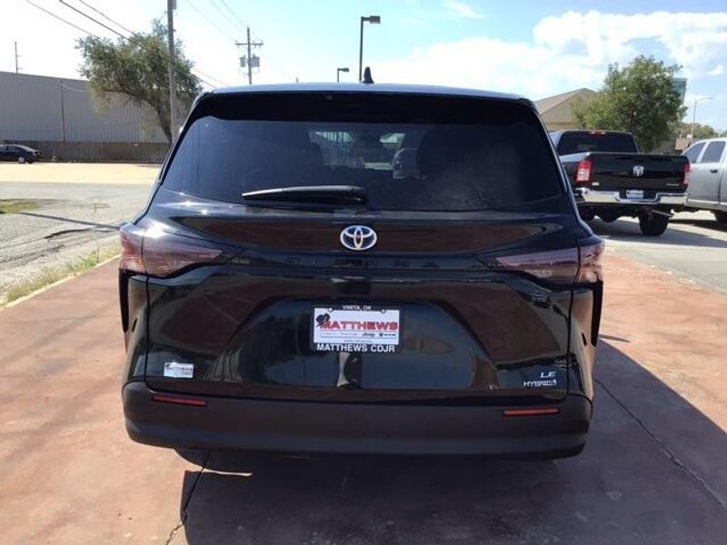 2023 Toyota Sienna LEImage 3