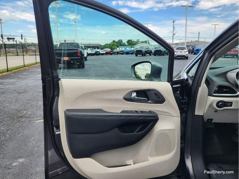 Used 2022 Chrysler Pacifica Touring L