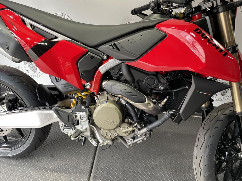 2025 Ducati HYPERMOTARD 698