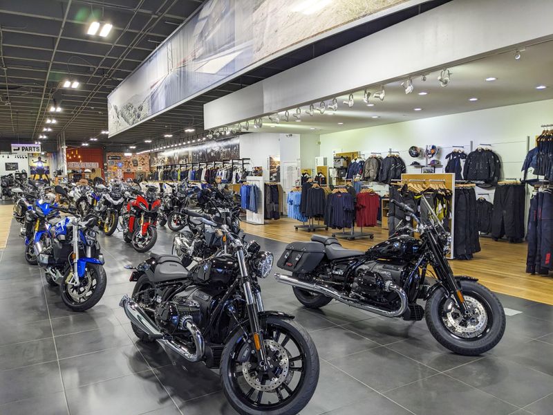 2024 Royal Enfield SUPER METEOR  in a INTERSTELLAR GREY exterior color. Royal Enfield Motorcycles of Miami (786) 845-0052 remotorcyclesofmiami.com 
