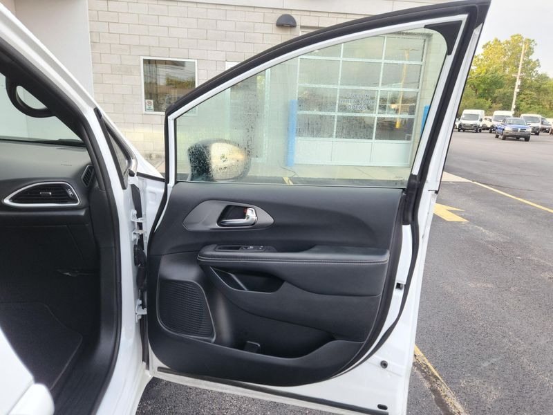 Used 2025 Chrysler Pacifica Select