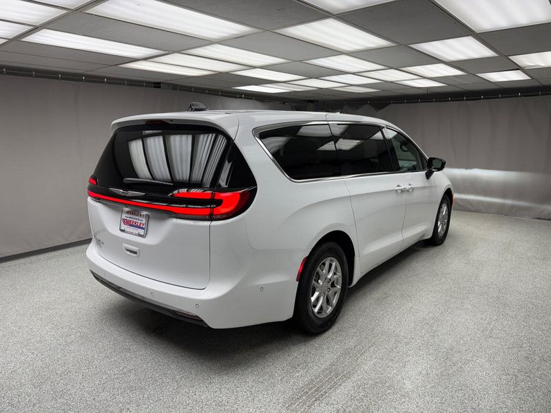2025 Chrysler Pacifica SelectImage 3