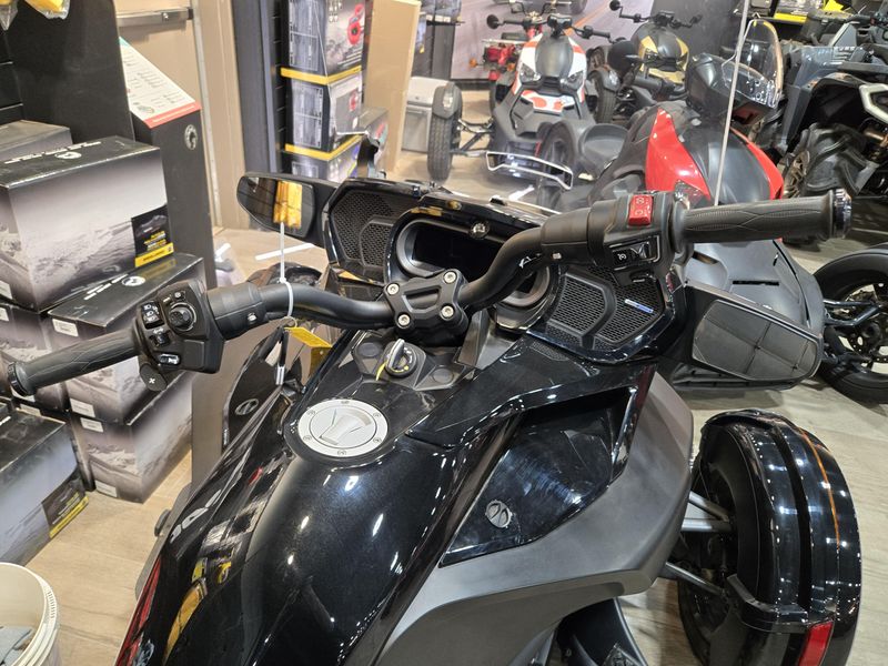 USED 2018 CAN-AM SPYDER F3T Image 3