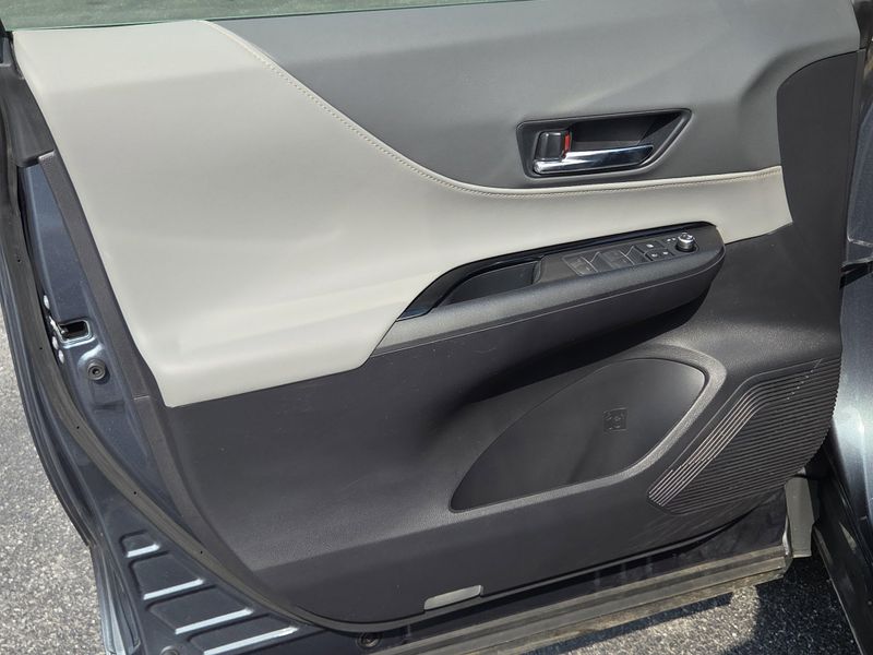2022 Toyota Venza LE photo 14