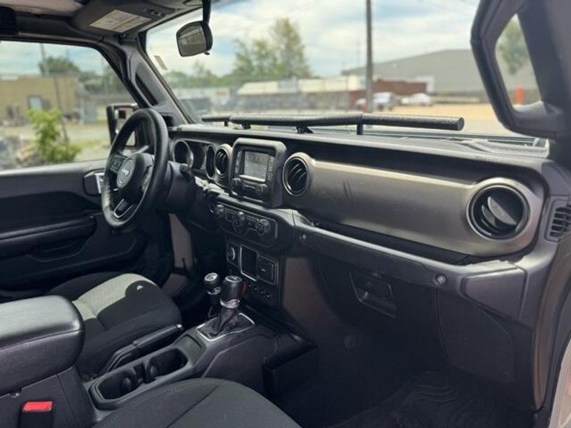 Used 2020 Jeep Gladiator SportImage 13