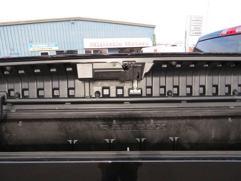 Used 2022 RAM 3500 Big Horn 4x4 4dr Crew Cab 6.3 ft. SB SRW PickupImage 7