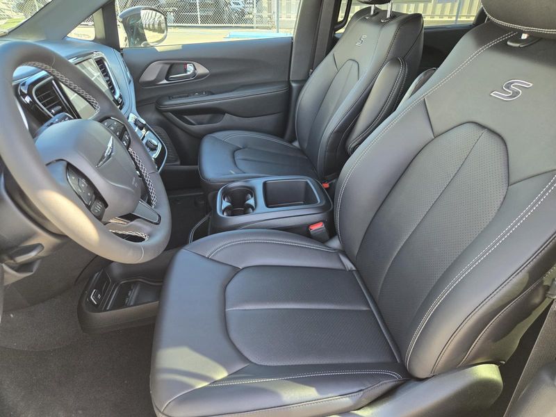 New 2026 Chrysler Pacifica Select