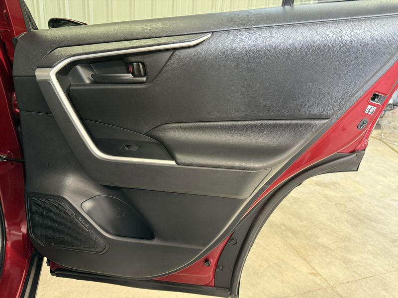 Used 2019 Toyota RAV4 LEImage 10