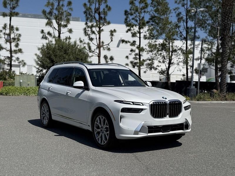2025 BMW X7 xDrive40iImage 4
