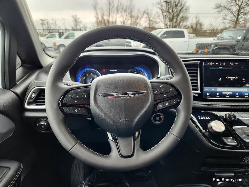 Used 2024 Chrysler Pacifica Touring