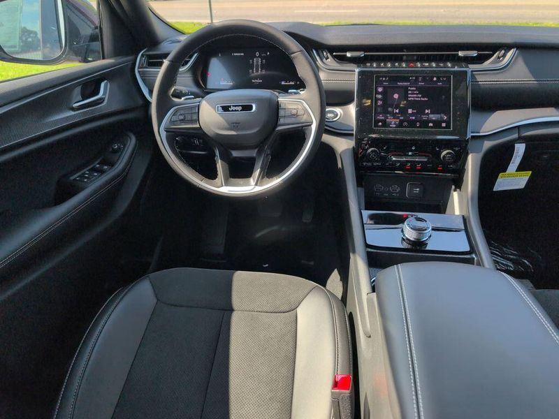 2025 Jeep Grand Cherokee Altitude X 4x2Image 33