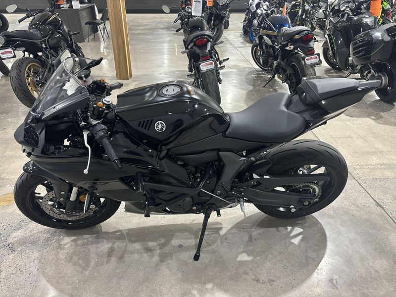 Used 2025 Yamaha YZF-R7 Image 13