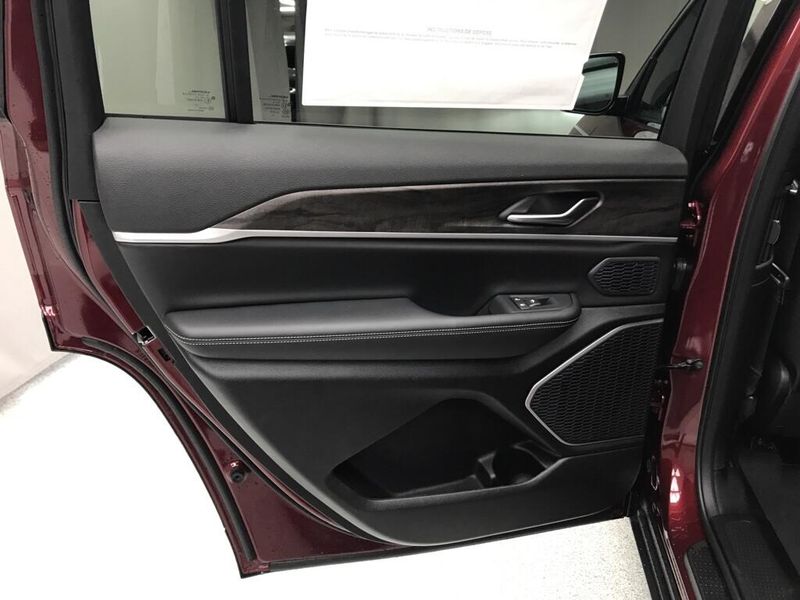 New 2026 Jeep Grand Cherokee L Limited 4x4Image 8