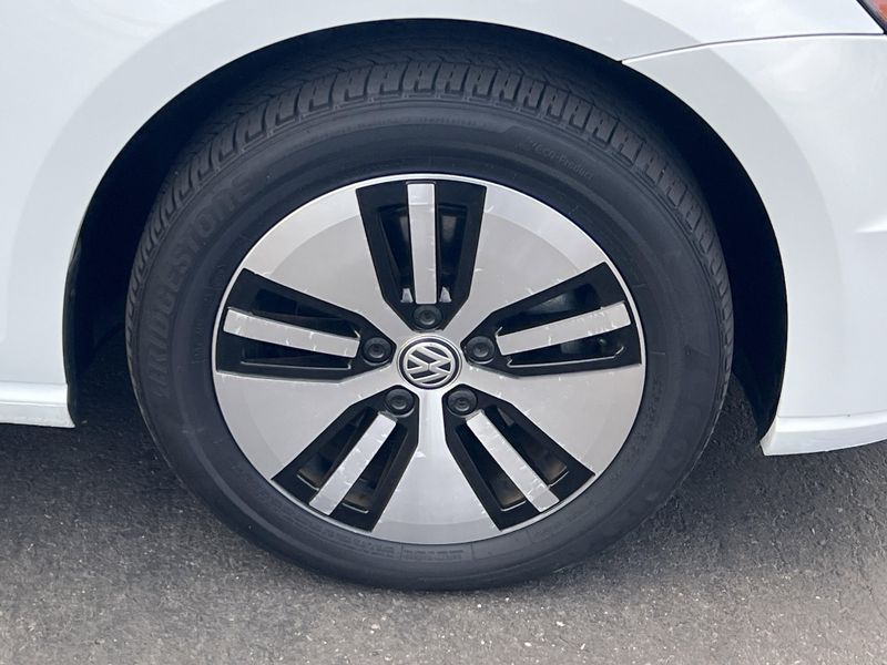 Used 2016 Volkswagen e-Golf SEImage 25