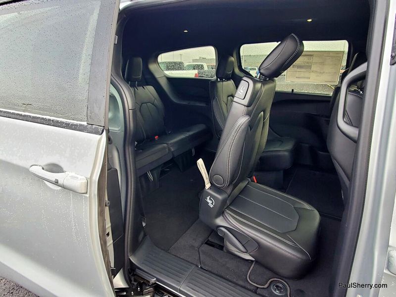 New 2026 Chrysler Pacifica Select