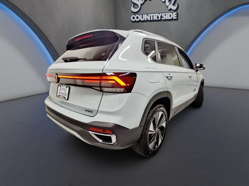 Used 2025 Volkswagen Taos SE AWD w/SunroofImage 12