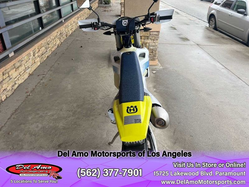 2024 HUSQVARNA FE 501S  in a WHITE exterior color. Del Amo Motorsports of Los Angeles (562) 262-9181 delamomotorsports.com 