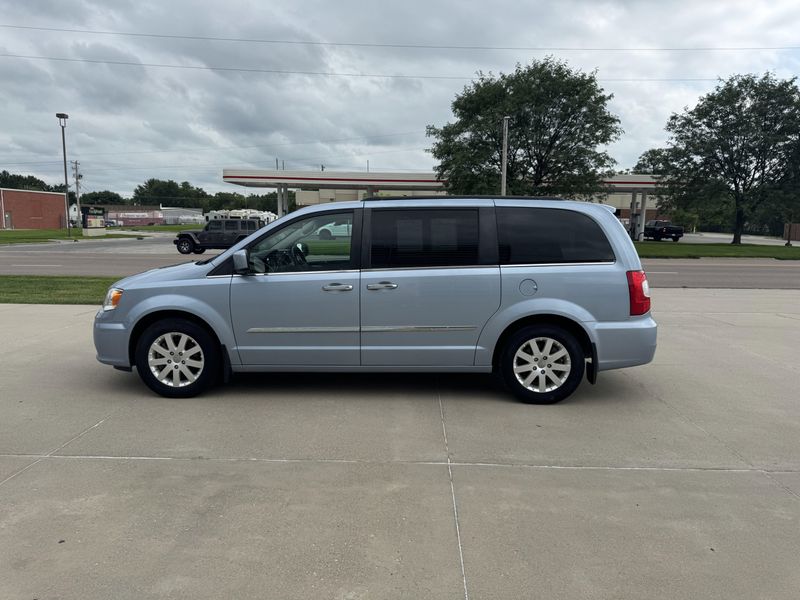Used 2016 Chrysler Town & Country TouringImage 5