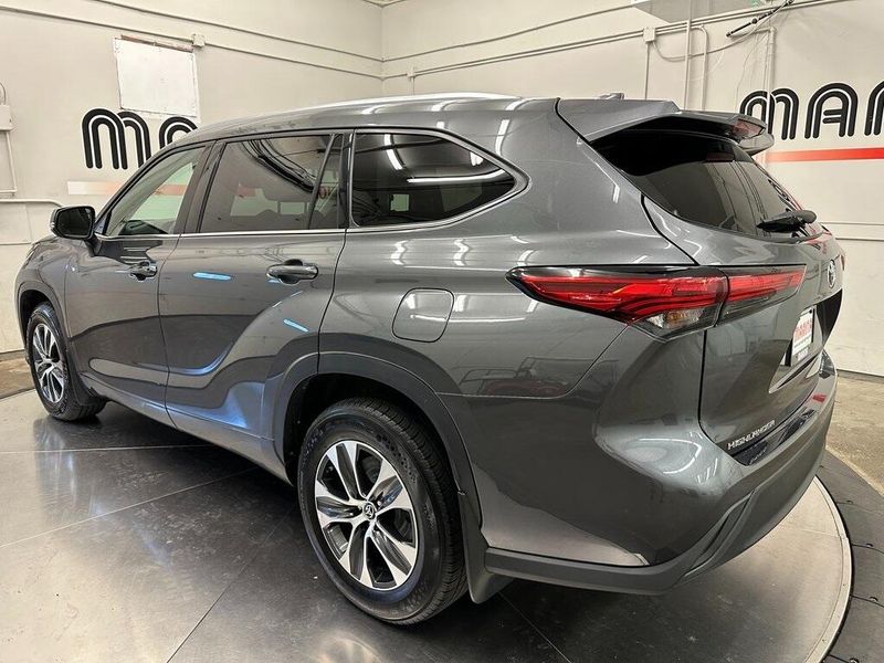 2021 Toyota Highlander XLE photo 12