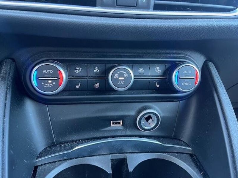 Used 2022 Alfa Romeo Stelvio Image 5