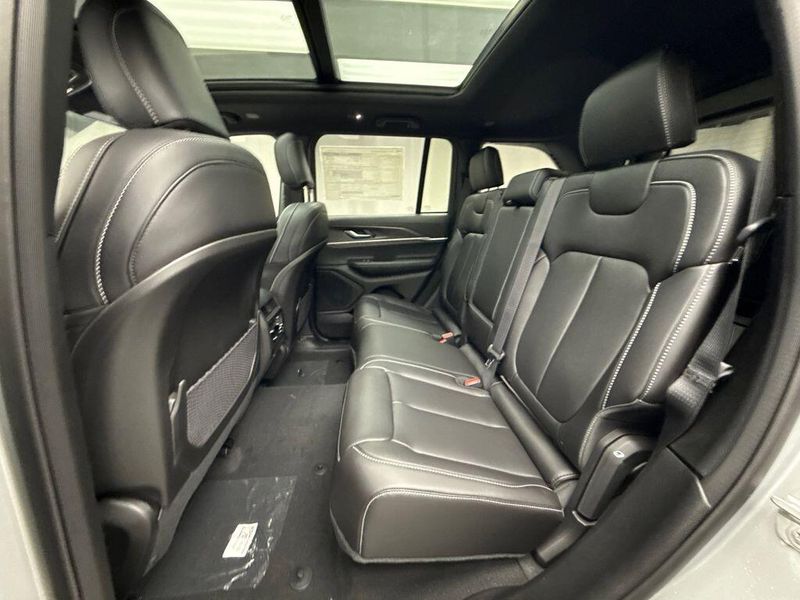 New 2025 Jeep Grand Cherokee Limited 4x4Image 13