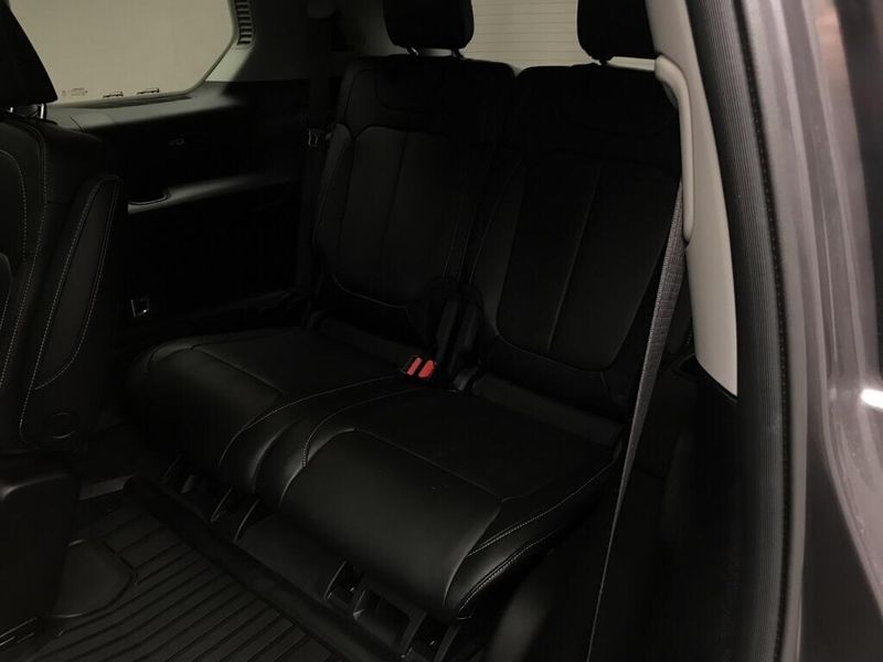 Used 2023 Jeep Grand Cherokee L LimitedImage 18