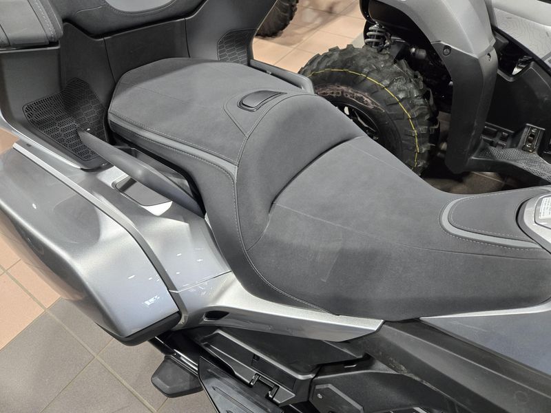 New 2025 Honda GOLD WING TOUR LIGHT SILVER METALLIC Image 13