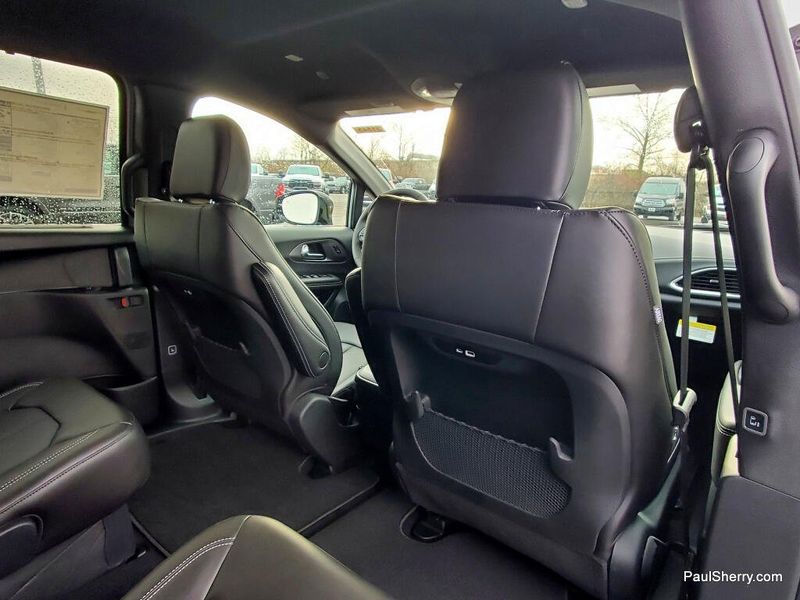 New 2026 Chrysler Pacifica Select