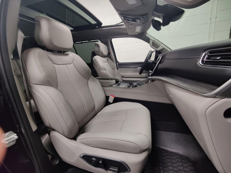 2024 Jeep Wagoneer Series III Premium 4x4 w/Conv/RSEImage 4