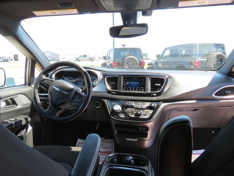 Used 2020 Chrysler Pacifica Touring 4dr Mini VanImage 22