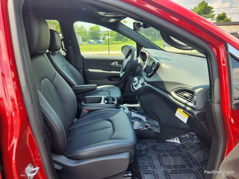 New 2025 Chrysler Voyager LXImage 42