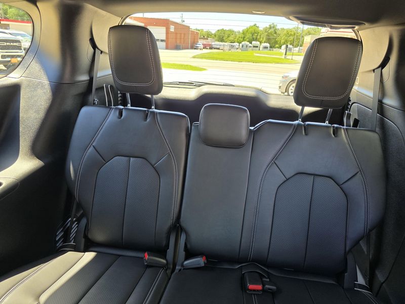 New 2025 Chrysler Pacifica SelectImage 16