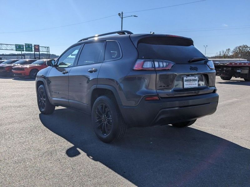 2023 Jeep Cherokee Altitude Lux 4x4 in a Granite Crystal Metallic Clear Coat exterior color and Blackinterior. Johnson Dodge 601-693-6343 pixelmotiondemo.com 